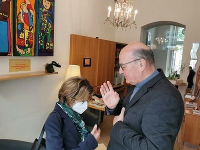 Stadtpfarrpropst Christian Leibnitz beim Segnen / R. Hautz