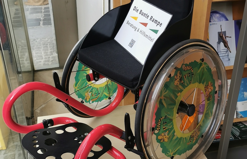 Ein speziell für Kinder angefertigter Rollstuhl ist während der Woche der Inklusion im Kircheneck zu sehen.