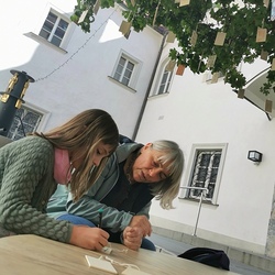 Matea - von ihrer Oma begleitet - schreibt ein Danke-Wort 