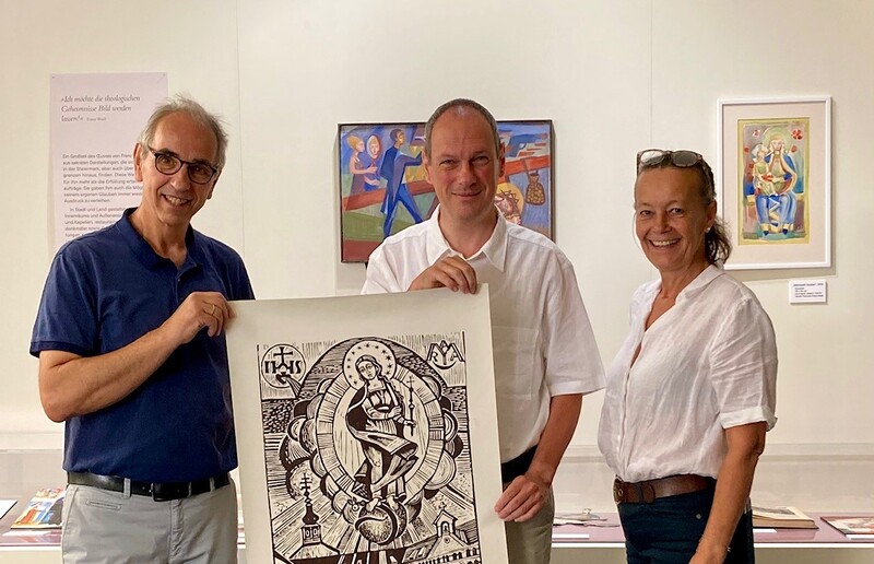 Übergabe Bild Franz Weiß / Steirische Landesbibliothek v.l.n.r.: Wolfgang Croce, Stadtpfarrpropst Pristavec und Kuratorin Primas bei der Überreichung des Abzugs des Holzschnittes von Franz Weiß (c) LB