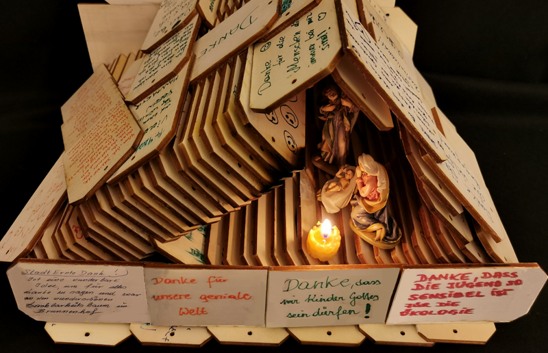 Heilige Familie in der Danke-Skulptur / R. Hautz