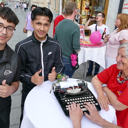 Rumänische Jugendliche schreiben Text in ihrer Sprache
