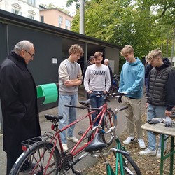 Im Projekt des Odilieninstituts beschäftigt sich eine Gruppe des Bischöflichen Gymnasiums Graz mit der Reparatur von Tandemfahrrädern. Die Tandems sind ein wichtiger Teil in der Freizeitgestaltung des Odilieninstituts, das sich sehbeeinträchtigen Men