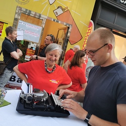 Alexander tippt einen persönlichen Text der Weisheit