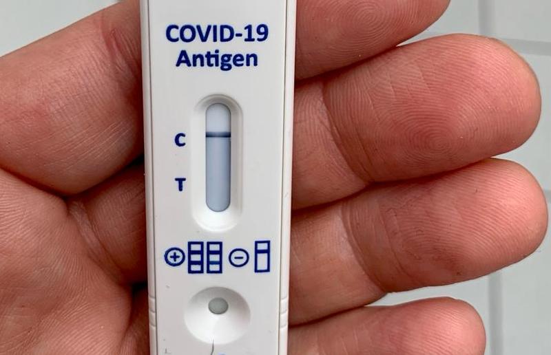 Antigentest negativ - unvervirtes Zeichen / J. Kabas