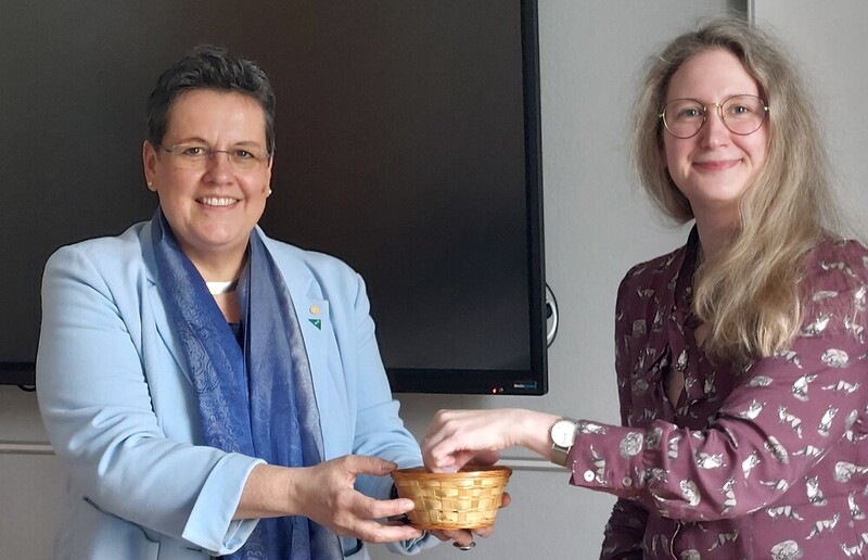 KA-Befragung der Ehrenamtlichen - Gewinnspiel / KK Generalsekretärin Anna Hollwöger und Manuela Ascher, Qualitätsmanagementbeauftragte und Referentin 'Umfassender Schutz des Lebens', bei der Ziehung der Gewinner/innen