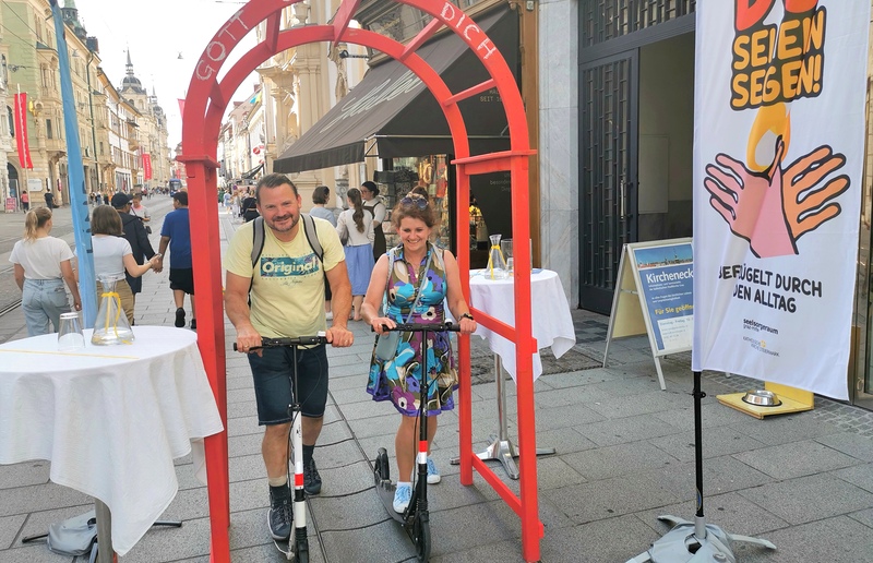 Mit dem Scooter durch das rote Segenstor / R. Hautz