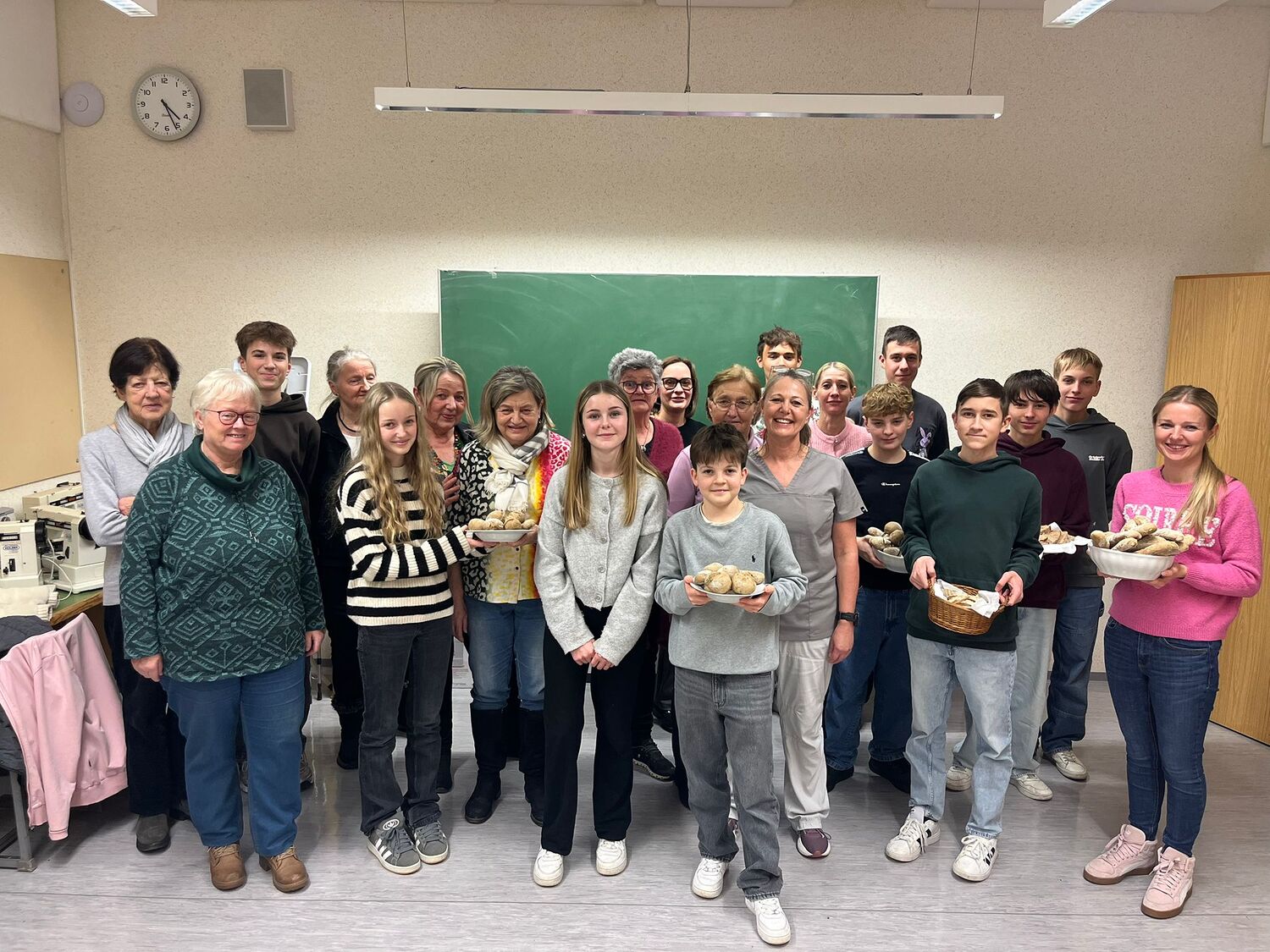 Generationenübergreifend / Conny Holland Brotbacken mit Comunity Nurse