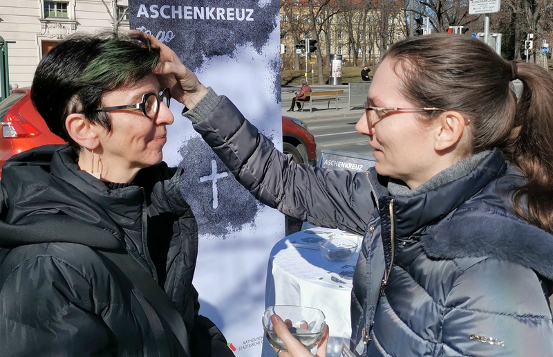Pastoralreferentin Andrea Scheikl spendet am Kaiser-Josef-Platz das Aschenkreuz / R. Hautz