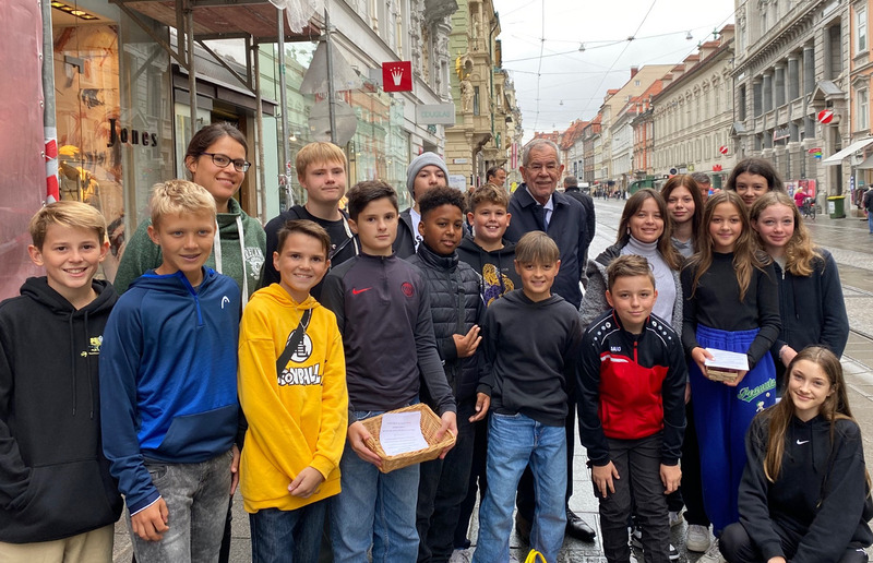 HIB-Liebenau HIB-Liebenau 3D Klasse trifft Bundespräsident Alexander Van der Bellen in der Grazer Herrengasse.