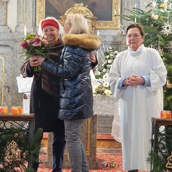 Blumen überreicht Hermi Neubauer