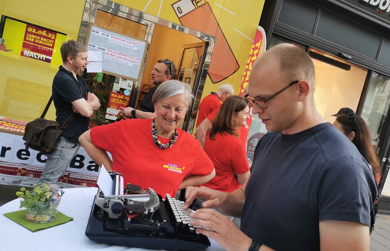 Robert Hautz Neuen Text auf alter Schreibmaschine schreiben