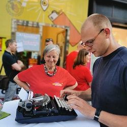 Alexander tippt einen persönlichen Text mit alter Schreibmaschine