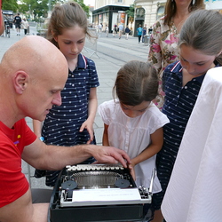 Kinder versuchen auf alter Schreibmaschine zu tippen