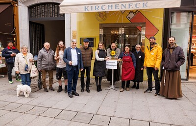 von rechts nach links: P. Andreas Holl OFM, Lothar Heinrich, Sr. Magda Schmidt, Daniela Felber, Br. Nikodemus Glößl OFM, Resa Stelzer, Ewald Pristavec, Karl Steininger, Michael Wieser, Gäste der AnsprechBAR