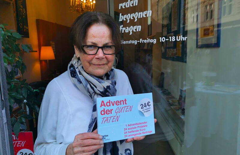 Theresia präsentiert den aktuellen Caritas Adventkalender / R. Hautz