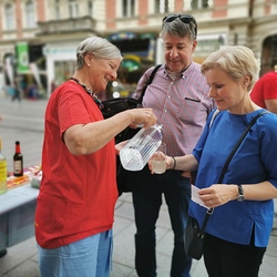 Selbstgemachter Hollersirup wird bei der AnsprechBar angeboten