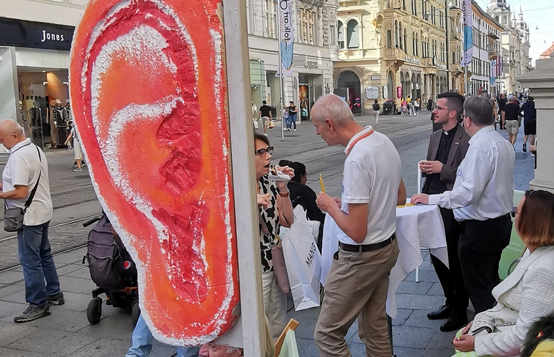 Begegnungen und Gespräche in der Herrengasse / R. Hautz