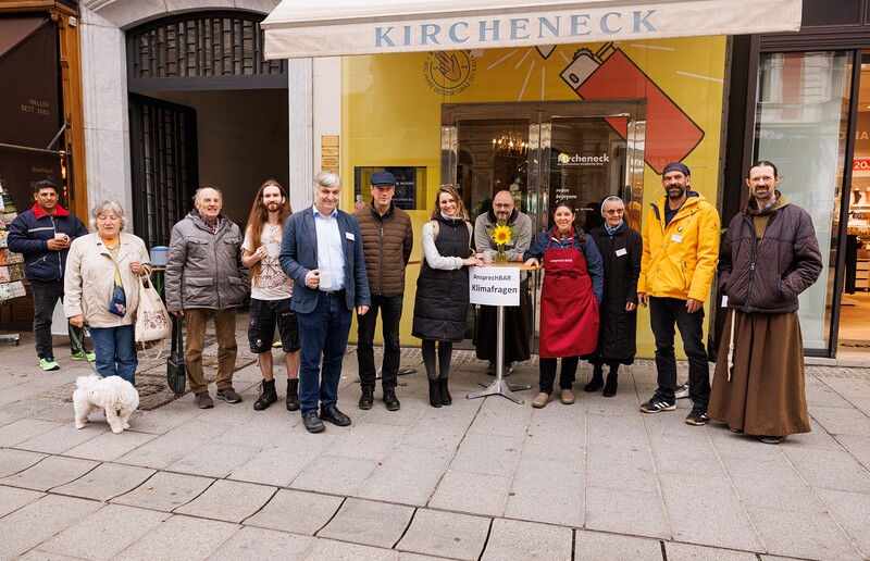 Sonntagsblatt/Gerd Neuhold, Gerd Neuhold von rechts nach links: P. Andreas Holl OFM, Lothar Heinrich, Sr. Magda Schmidt, Daniela Felber, Br. Nikodemus Glößl OFM, Resa Stelzer, Ewald Pristavec, Karl Steininger, Michael Wieser, Gäste der AnsprechBAR