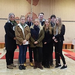 von links: 1.Reihe FB SCHOLGER-MUND Sonja, GIMPEL Laura, SEEBACHER Johanna, GALLER Sophie, GRÜNENFELDER Sara, 2.Reihe MUND Benedikt, KOELE Sebastian, GOGG Stefanie
