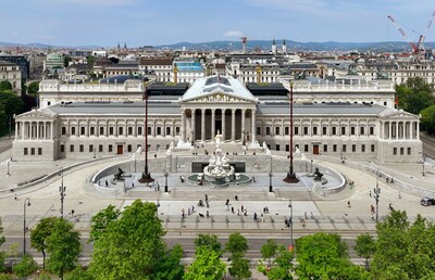 Das neu renovierte Parlamentsgebäude im 1. Wiener Gemeindebezirk Innere Stadt mit dem Pallas-Athene-Brunnen am Vorplatz.